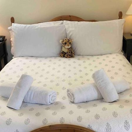 Secluded Romantic Cotswolds Barn - Sleeps 2 To 4 - Near Cirencester - Dog Friendly Villa Kemble Exteriör bild