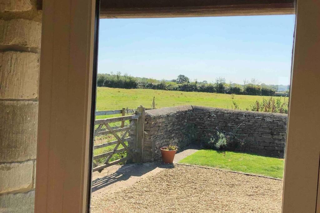 Secluded Romantic Cotswolds Barn - Sleeps 2 To 4 - Near Cirencester - Dog Friendly Villa Kemble Exteriör bild