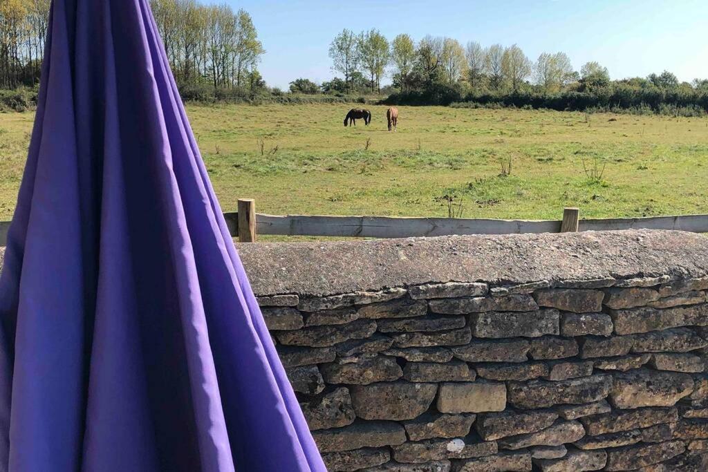 Secluded Romantic Cotswolds Barn - Sleeps 2 To 4 - Near Cirencester - Dog Friendly Villa Kemble Exteriör bild