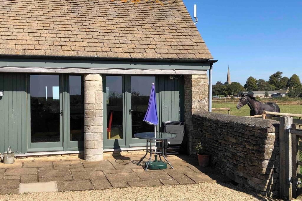 Secluded Romantic Cotswolds Barn - Sleeps 2 To 4 - Near Cirencester - Dog Friendly Villa Kemble Exteriör bild
