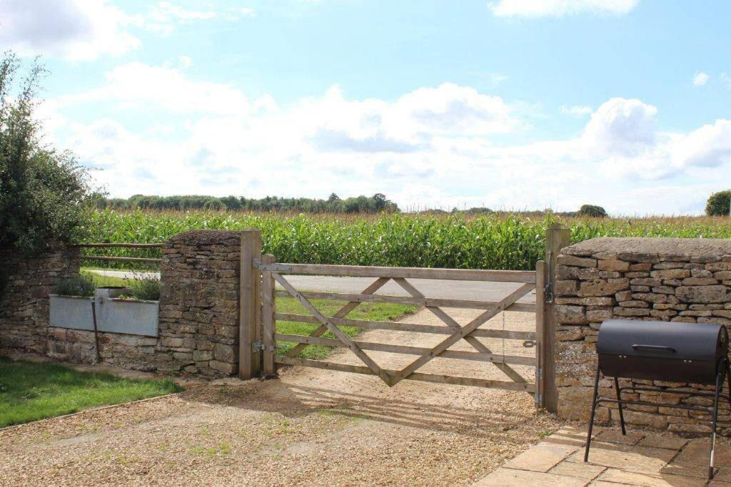Secluded Romantic Cotswolds Barn - Sleeps 2 To 4 - Near Cirencester - Dog Friendly Villa Kemble Exteriör bild