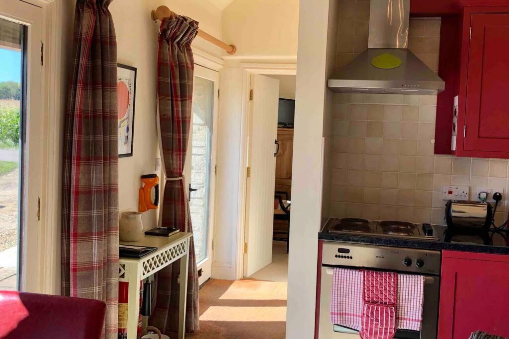 Secluded Romantic Cotswolds Barn - Sleeps 2 To 4 - Near Cirencester - Dog Friendly Villa Kemble Exteriör bild