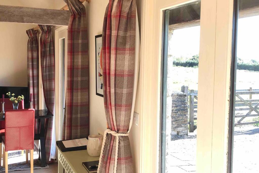 Secluded Romantic Cotswolds Barn - Sleeps 2 To 4 - Near Cirencester - Dog Friendly Villa Kemble Exteriör bild