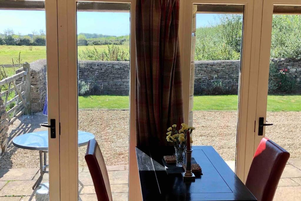 Secluded Romantic Cotswolds Barn - Sleeps 2 To 4 - Near Cirencester - Dog Friendly Villa Kemble Exteriör bild