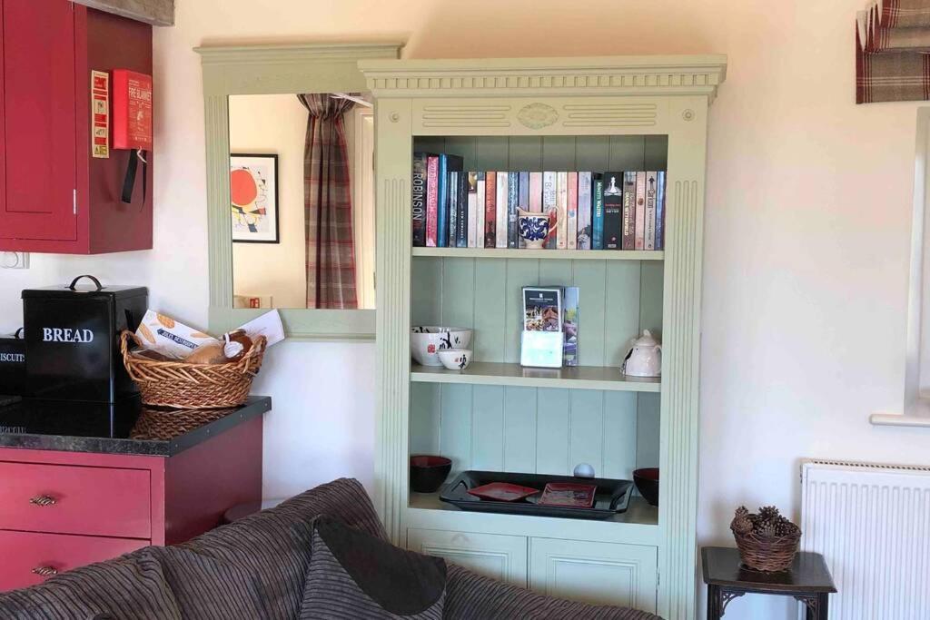 Secluded Romantic Cotswolds Barn - Sleeps 2 To 4 - Near Cirencester - Dog Friendly Villa Kemble Exteriör bild
