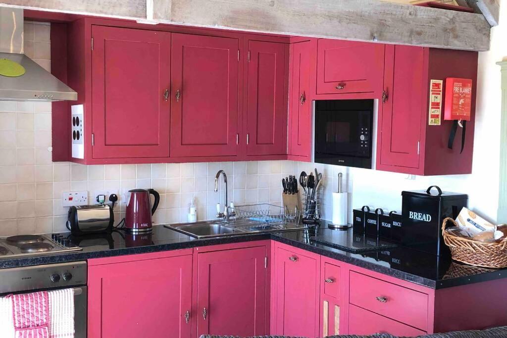 Secluded Romantic Cotswolds Barn - Sleeps 2 To 4 - Near Cirencester - Dog Friendly Villa Kemble Exteriör bild